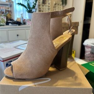 Never Worn Lulu's Tan Block Heel Peep-Toe Heels